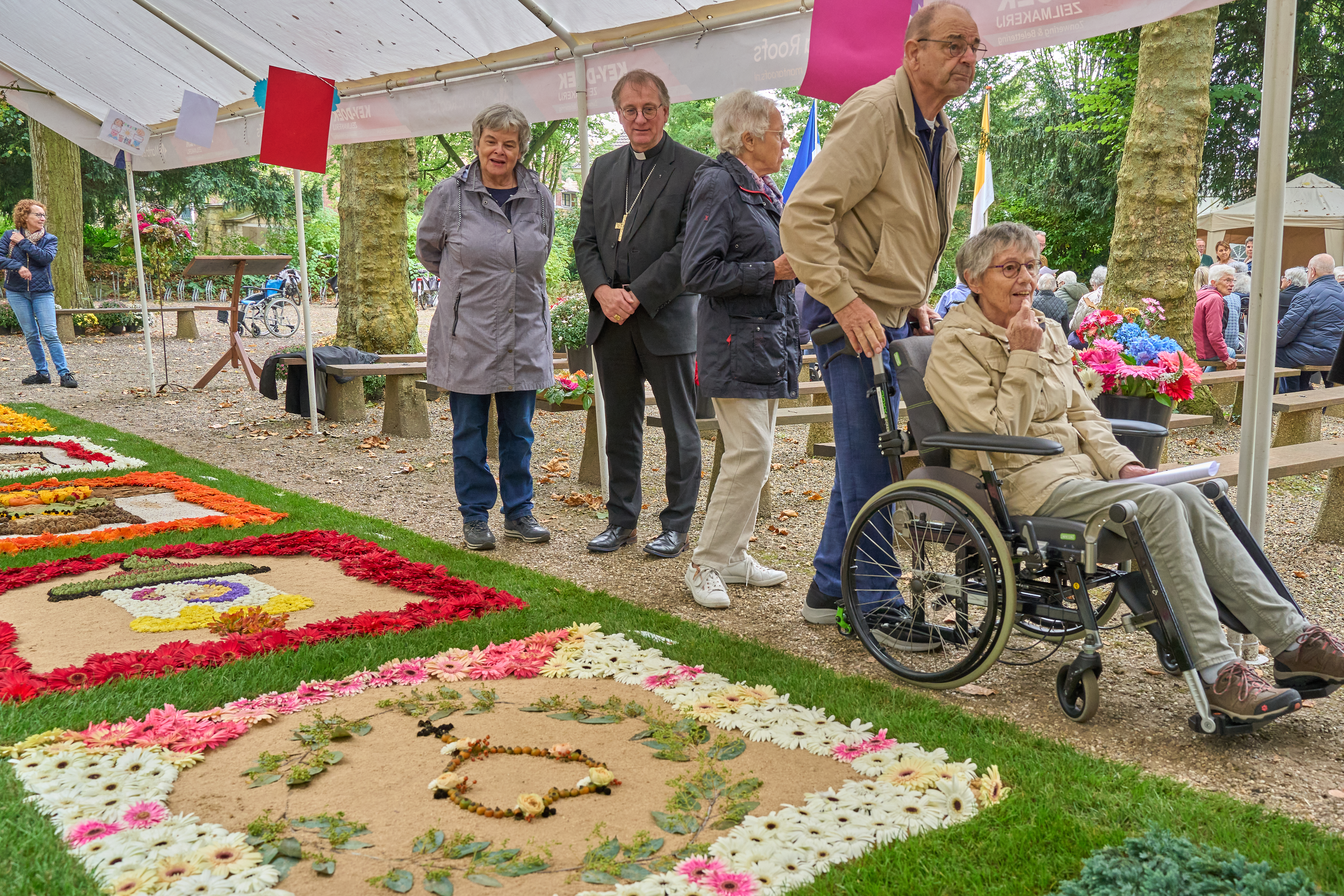 bezoek-bisschop-ron-van-den-hout-aan-bloemtapijt-kruiswegpark-2024rob-van-deurzen-15.jpg